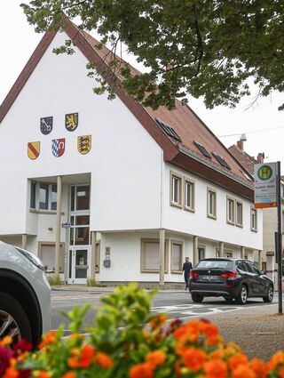 Der – nur tagsüber besetzte – Polizeiposten Feudenheim an der Ecke Talstraße/Hauptstraße zählt vier Beamte plus drei von der Ermittlungsgruppe Fahrrad. Die Wappen zeigen die Gebiete und Länder, zu denen Feudenheim gehörte.