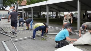 Da sitzt jeder Handgriff: Das eingespielte Helferteam hat innerhalb weniger Stunden das große Festzelt für das Siedlerfest am kommenden Wochenende aufgestellt.