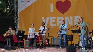 Das Banda Nova Ensemble heizt dem Publikum beim City Jam in der Innenstadt ein.
