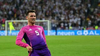 Deutschlands Pascal Groß (r) jubelt über seinen Siegtreffer zum 2:1.