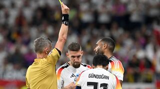 Jonathan Tah (r) wird wegen einer Gelbsperre im EM-Achtelfinale fehlen.