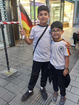 Shad und Shakar aus Schweden drücken während ihres Besuchs in Mannheim der deutschen Mannschaft die Daumen.