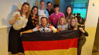 Ausgelassene Stimmung im Zwischenakt am Mannheimer Schillerplatz beim Spiel Deutschland-Schweiz.