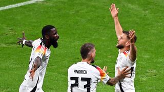 Niclas Füllkrug (r) erzielte kurz vor Schluss den Ausgleich mit einem Kopfballtor.