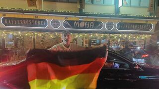 Nach dem Unentschieden und dem EM-Gruppensieg für Deutschland gab es in der Mannheimer Innenstadt am Sonntagabend einen kleinen Autokorso.