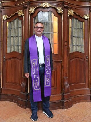 „Es sind viel mehr Menschen auf der Suche – nach Sinn und Heilung in ihrem Leben“, sagt Mannheims Dekan Karl Jung, hier vor dem Beichtstuhl in der Jesuitenkirche.