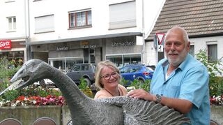 Claudia Küstner, Erste Vorsitzende der Interessengemeinschaft Neckarauer Vereine, und der Zweite Vorsitzende Rudi Strunk am Pilwebrunnen.
