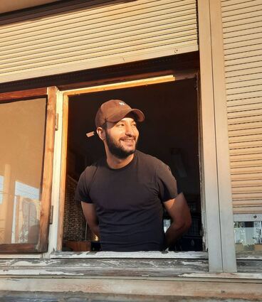 Serhat Akgün mag seine Arbeit im alten Schrankenwärterhäuschen am Bobstädter Bahnhof. Auch wenn ein Piepston ihn ständig an die Kurbel ruft.