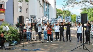 Stadträtin Nalan Erol und Demonstrierende bei der Kundgebung in der Johann-Schütte-Straße.