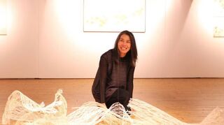 Die Künstlerin Mitsuko Hoshino im Museum Théo Kerg hinter der an Nylonfäden hängenden Bodeninstallation „Waiting for the moon“.