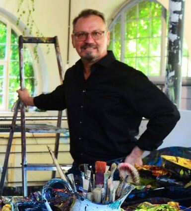 Bekannt für farbenreiche Bilder: der Künstler Dietmar Brixy.