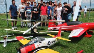Zehn Jungs aus dem Internat der Schloss-Schule Ilvesheim beim Schnupperfliegen des MC Ladenburg auf dem Garfield Airpark.