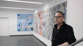 Alexander Horn stellt das erste Mal seine Arbeiten im Kunstverein Viernheim aus. Das größte Bild „Objet klein a“ ist 190 mal 790 Zentimeter groß.