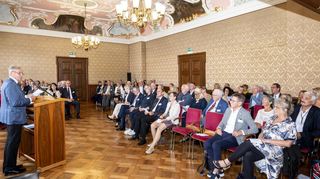 Der Rotary Club feiert mit einem Festakt im Historischen Ratssaal sein 50-jähriges Bestehen. Gründungsmitglied Prof. Peter Eichhorn (am Pult) gibt einen Rückblick über die zurückliegenden 50 Vereinsjahre.