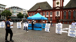 Mit einem Stand zeigte die Jugendorganisation der Ahmadiyya Muslim Gemeinde Solidarität mit dem im Einsatz getöteten Polizisten Rouven Laur.