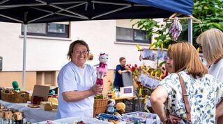 Am Stand der Stricklieseln verkaufte Ingeborg Feld handgemachte Socken und Kuscheltiere.