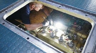 Letzte Vorbereitungen: Armin Hönig, Mitarbeiter des Technikmuseums Sinsheim, arbeitet in einem Batterieraum des ausgemusterten U-Boots U 17.