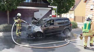 Die Feuerwehr Plankstadt löscht das brennende Fahrzeug.