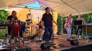 Ein Highlight des Festes war der Auftritt von Sprengler & Friends, der Gruppe um Markus Sprenger (Mitte).