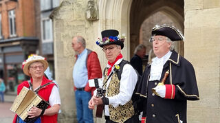 Morris Tänzer vor dem Marktkreuz in Chichester: Pauline Gair, Keith Clousten und Richard Plowman.