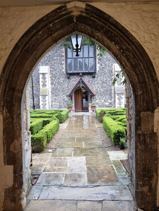 Das St Marys Hospital im Zentrum von Chichester, ein christliche Herberge aus dem 13. Jahrhundert, noch heute genutzt für bis zu 36 Bewohnerinnen.