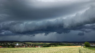 Baden-Württemberg, Heilbronn: Eine Gewitterzelle mit dunklen Wolken baut sich am Himmel und hinter Feldern nahe Heilbronn auf. Der Deutsche Wetterdienst (DWD) hat gewarnt, es könne am Mittwoch zu Starkregen kommen.