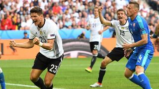 Mario Gomez (li.) bejubelt sein 2:0 im EM-Achtelfinale 2016 gegen die Slowakei. Seitdem gewann die DFB-Elf kein K.o.-Spiel nach 90 Minuten.