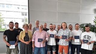 Erste Bürgermeisterin Diana Pretzell (vorne l.) und Eigenbetriebsleiter Alexander Mauritz (hinten 3.v.l.) mit den Mitarbeitern der Stadtentwässerung.