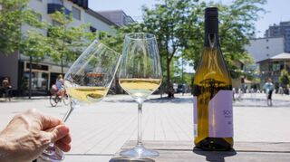 Wein wird beim ersten „Taste &amp; Meet“ in Viernheim verkostet.