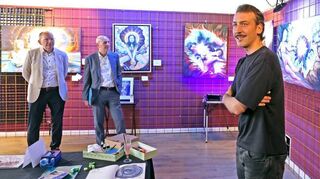 Christian Specht (v.l.), Rolf Bösinger und Maximilian Frey im „Startraum“. Die lokale Kunstszene kann darin in der Fressgasse ausstellen. Passanten wie Künstler freut’s.
