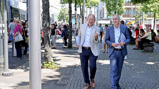 Futuraum-Stadtspaziergang mit Staatsekretär des Bundesbauministeriums Rolf Bösinger (r.) und  Oberbürgermeister Christian Specht.