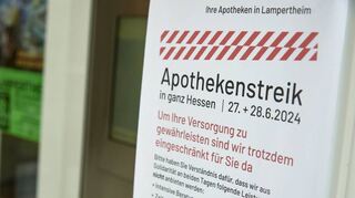 Am Fenster der Lampertheimer Andreas-Apotheke kündigt ein Hinweisschild den Apothekenstreik an.
