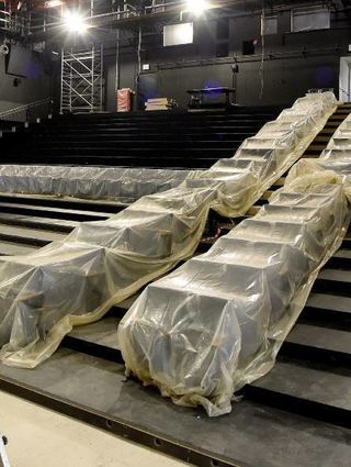 Die ersten der 760 gepolsterten Sessel sind montiert.