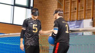 Özdemir (l.) und Arendar spielen beim BSS Ilvesheim Goalball. Dabeitragen alle Spieler Dunkelbrillen.