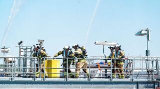 Feuerwehrmänner der BASF retten einen Verletzten bei der Großschadensalarmübung.