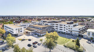 Die GRN-Gesundheitszentren – hier die GRN-Klinik in Schwetzingen – schreiben tiefrote Zahlen. Eine Taskforce sucht nach Lösungsansätzen. Landrat Stefan Dallinger sieht das Land stärker in der Pflicht.
