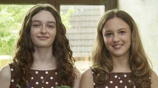 Die künftige Gurkenkönigin Donna Seibert (r.) und und Prinzessin Sophia Nippert.