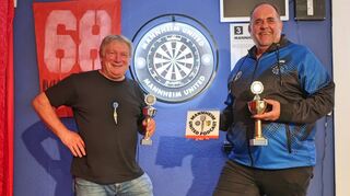Jürgen Zimmermann (l.) und Mark Albert bringen den Dartsclub Mannheim United voran.