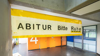 Der Schriftzug «ABITUR Bitte Ruhe» hängt während der schriftlichen Abiturprüfung in Biologie im Treppenhaus im Leibniz-Gymnasium.