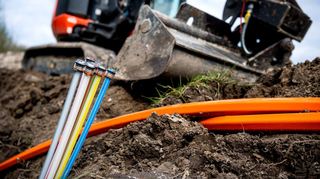 Glasfaserkabel auf einer Baustelle: In Edingen und Neu-Edingen soll der Ausbau des Breitbandnetzes Anfang 2025 beginnen.