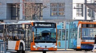 Busse und Bahnen sind bald wieder nach dem normalen Fahrplan unterwegs, die personalbedingten Einschränkungen enden.