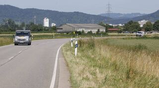 Südlich der L 3111 entsteht ein neuer Rad- und Gehweg nach Muckensturm. Die Trasse wird durch einen Grünstreifen von der Straße abgetrennt.