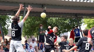 An zwei Tagen wird es im Ilvesheimer Neckarstadion nur um Handball gehen. Das Foto zeigt eine Szene des Neckar-Cups vor zwei Jahren.