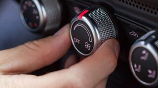 Auch wenn die Versuchung zunächst groß sein mag: Die Klimaanlage im Auto stellt man besser nach einer kurzen Abkühlungsphase nicht zu kalt ein.