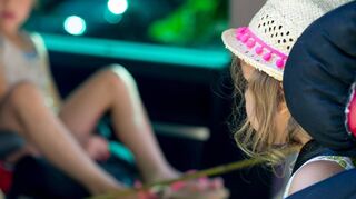 Autofahrt im Sommer: Es kann schön sein, aber auch ganz schön gefährlich, wenn Kinder bei heißen Außentemperaturen auch nur für kurze Zeit im Auto zurückgelassen werden.