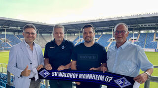 Gemeinsam für die SVW-Jugend: Aufsichtsrat Stefan-Fulst Blei (l.), Horst Seyfferle (r.) und Matthias Findeisen (2.v.l.) vom Präsidium sowie Sportchef Anthony Loviso.