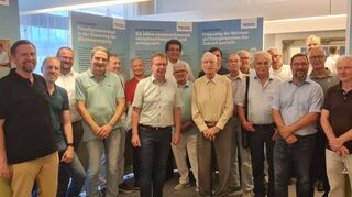 Auf 25 Jahre Stadtwerke-GmbH blickt eine Ausstellung zurück, die jetzt gemeinsam mit Matthias Baaß (Mitte, l., Ralph Franke (Mitte, hinten) und Hans Renner (Mitte, r.) eröffnet wurde.