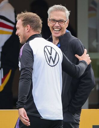 Zu Besuch im DFB-Quartier: Gordon Herbert (r.) mit Bundestrainer Julian Nagelsmann.