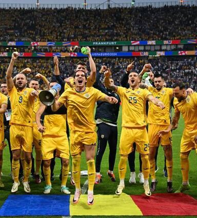 Die Rumänen feiern den Einzug ins Achtelfinale.