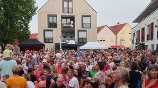 Beim Dorfplatzfest in Heddesheim herrschen gute Laune und dichtes Gedränge. Diesmal soll der Samstagabend nur geladenen Gästen des Partnerschaftsjubiläums vorbehalten sein.